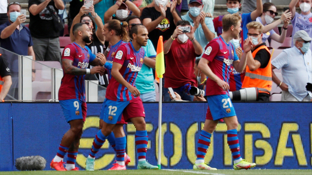 Pemain Barcelona Memphis Depay merayakan gol pertama mereka dengan rekan setimnya. Foto: Nacho Doce/REUTERS