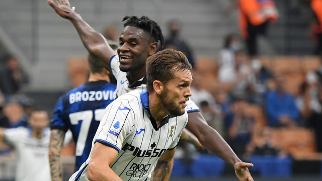 Pemain Atalanta Rafael Toloi merayakan gol keduanya bersama Duvan Zapata di San Siro, Milan, Italia, Sabtu (25/9). Foto: Alberto Lingria/REUTERS