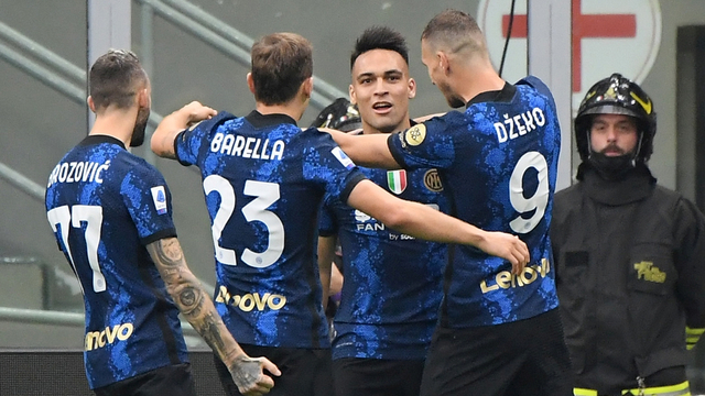 Pemain Inter Milan Lautaro Martinez merayakan gol pertama mereka bersama rekan setim saat menghadapi Atalanta di San Siro, Milan, Italia, Sabtu (25/9). Foto: Alberto Lingria/REUTERS