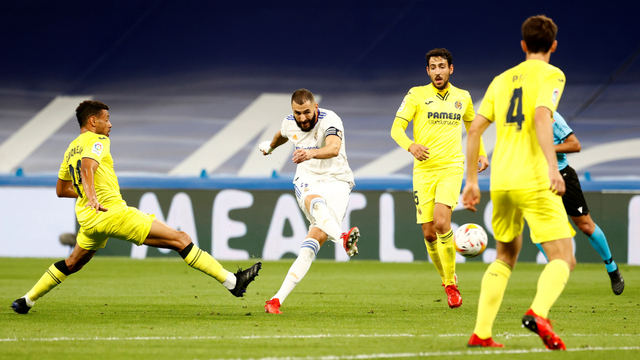 Pemain Real Madrid Karim Benzema menembak ke gawang saat melawan Villarreal di Stadion Santiago Bernabeu, Madrid, Spanyol, Sabtu (25/9). Foto: Juan Medina/REUTERS