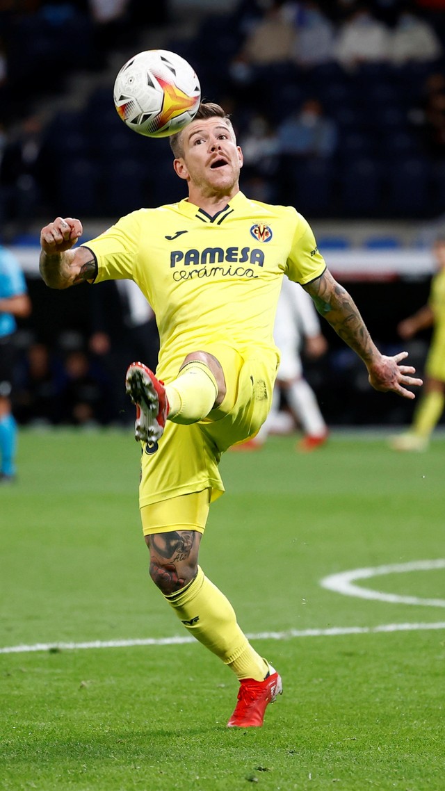 Pemain Villarreal Alberto Moreno beraksi di Stadion Santiago Bernabeu, Madrid, Spanyol, Sabtu (25/9). Foto: Juan Medina/REUTERS