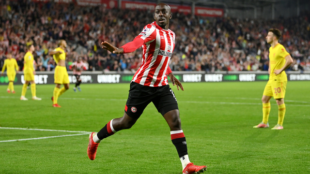 Yoane Wissa dari Brentford merayakan mencetak gol ketiga saat menghadapi Liverpool di Brentford Community Stadium, London, Inggris, Sabtu (25/9). Foto: Justin Setterfield/Getty Images