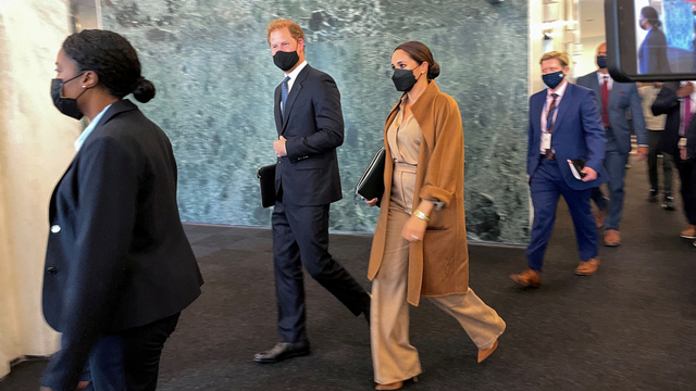 Pangeran Harry dan Meghan Markle meninggalkan PBB setelah bertemu dengan Wakil Sekretaris Jenderal PBB Amina Mohammed, di New York City, AS, Sabtu (25/9). Foto: Daphne Psaledakis/REUTERS