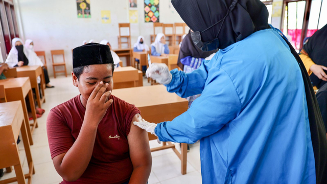 Seorang siswa menjalani vaksinasi di Aceh. Foto: Suparta/acehkini