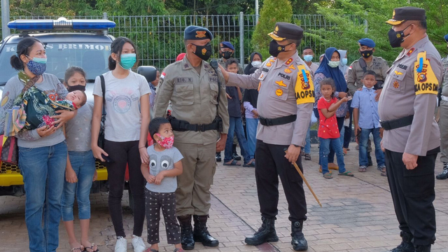 100 Anggota Brimob Riau Diberangkatkan ke Papua, Kapolda: Ini Tugas Jaga NKRI (186922)