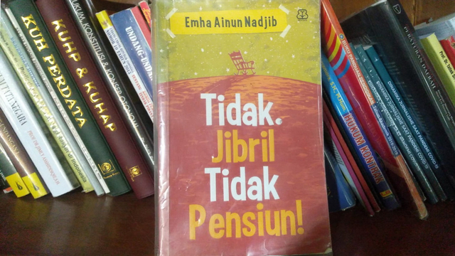 Ilustrasi: Cover buku "Tidak. Jibril Tidak Pensiun!" karya Emha Ainun Nadjib. (istimewa)