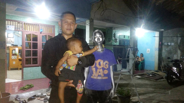 Orang tua bayi 'manusia silver' berinisial NK (21) saat diamankan petugas Satpol PP Kota Tangerang Selatan. Foto: Dok. Istimewa