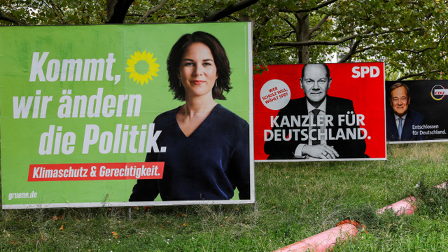 Poster pemilihan calon kanselir Jerman di pinggir jalan di Berlin, Jerman. Foto: Michele Tantussi/Reuters