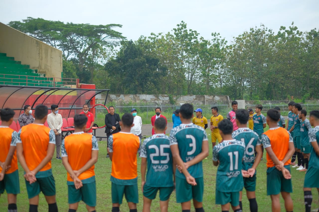 Pemain, pengurus saat menyambut kedatangan komisaris baru Persekat, Amsori Thohir, di stadion Trisanja. (foto istimewa)