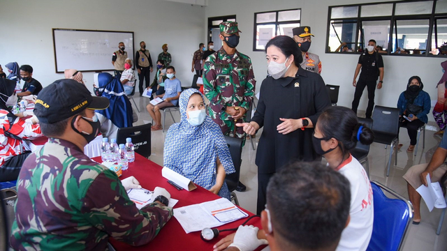 Ketua DPR RI Puan Maharani meninjau vaksinasi COVID-19 di Kalideres, Jakarta, Minggu (26/9).  Foto: Dok. Istimewa