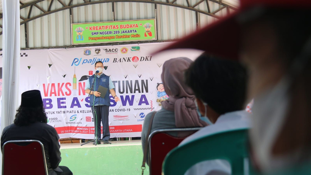 Gubernur Provinsi DKI Jakarta, Anies Baswedan, menghadiri vaksinasi di halaman SMP Negeri 289 Jakarta, Cilincing, Jakarta Utara, Minggu (26/9). Foto: PPID DKI Jakarta