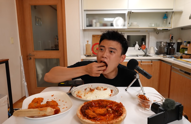 YouTuber Korea Selatan, Korea Reomit, sedang menyantap nugget geprek buatannya. Foto: YouTube/Korea Reomit