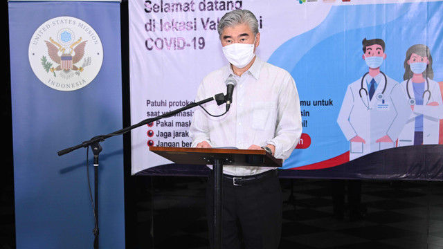 Dubes AS di Indonesia Sung Y. Kim saat meninjau vaksinasi Pfizer. Foto: Kedubes AS