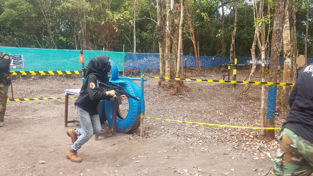 Warga Kotawaringin Barat menjajal kemampuan menembak di Arena Tembak Reaksi Lanud Iskandar Pangkalan Bun. Foto: Lukman Hakim/InfoPBUN