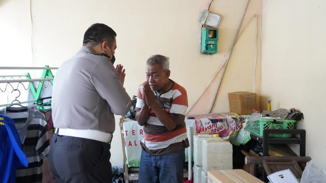 Agus Dartono, pensiunan Polri yang terkena sweeping Satpol PP di Semarang diberi bantuan. Foto: Dok. Istimewa