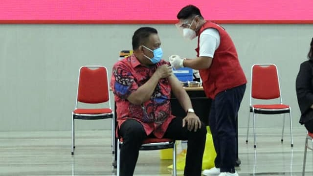 Gubernur Sulawesi Utara, Olly Dondokambey saat menerima suntikkan vaksin corona