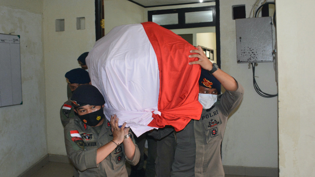 Jenazah Bharatu Anumerta Muhammad Kurniadi Sutio, korban tembak KKB di Kiwirok saat akan dibawa ke Bandara Snetani Jayapura selanjutnya dikirim ke kampung halaman di Sumatera Utara. (Dok Humas Polda Papua) 