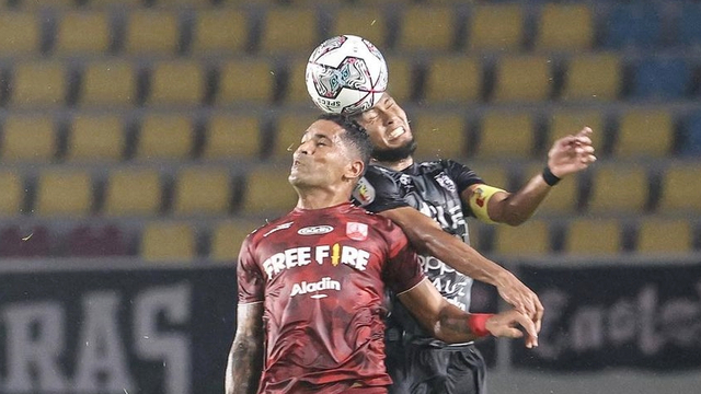 Pertandingan Persis Solo vs AHHA PS Pati dalam laga Liga 2 di Stadion Manahan, Solo, Minggu (26/9).  Foto: Instagram/@ahhaps.fc