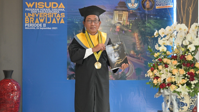 Direktur Hubungan Kelembagaan BNI, Sis Apik Wijayanto menuntaskan program doktor di Universitas Brawijaya. Foto: Bank BNI