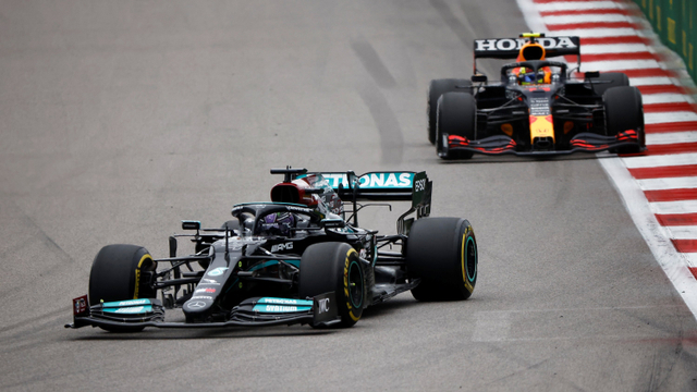 Pebalap Mercedes AMG Petronas, Lewis Hamilton saat balapan F1 Grand Prix Rusia di Sochi Autodrom, Sochi, Rusia. Foto: Maxim Shemetov/REUTERS