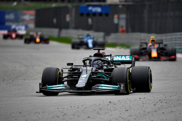 Pebalap Mercedes AMG Petronas, Lewis Hamilton saat balapan F1 Grand Prix Rusia di Sochi Autodrom, Sochi, Rusia. Foto: Alexander NEMENOV / AFP