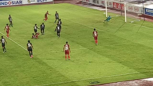 Situasi pertandingan saat Persis Solo berhasil menciptakan gol dalam laga di Stadion Manahan Solo.