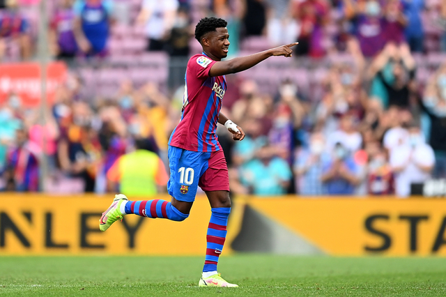 Pemain Barcelona Ansu Fati berselebrasi usai mencetak gol saat menghadapi Levante di Camp Nou, Barcelona, Spanyol, Minggu (26/9).
Photographe Foto: David Ramos/Getty Images