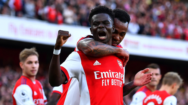 Pemain Arsenal Bukayo Saka merayakan gol ketiga mereka dengan Gabriel  saat menghadapi Tottenham Hotspur di Stadion Emirates, London, Inggris, Minggu (26/9). Foto: Dylan Martinez/REUTERS