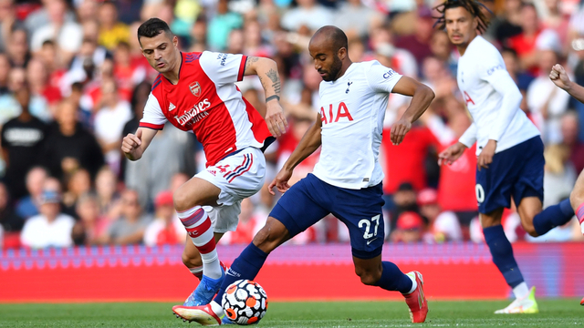 Pemain Tottenham Hotspur Lucas Moura beraksi dengan pemain Arsenal Granit Xhaka di Stadion Emirates, London, Inggris, Minggu (26/9). Foto: Dylan Martinez/REUTERS