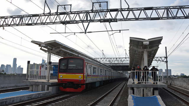 KRL Commuter Line melintas di jalur layang (elevated track) Stasiun Manggarai, Jakarta, Minggu (26/9/2021). Foto: Indrianto Eko Suwarso/ANTARA FOTO