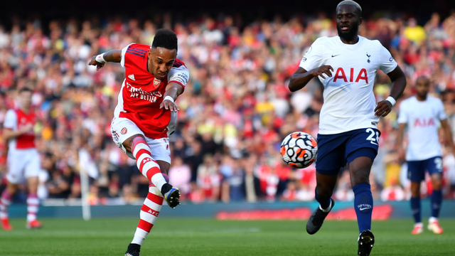 Pemain Arsenal Pierre-Emerick Aubameyang menembak ke gawang Tottenham Hotspur di Stadion Emirates, London, Inggris, Minggu (26/9). Foto: Dylan Martinez/REUTERS