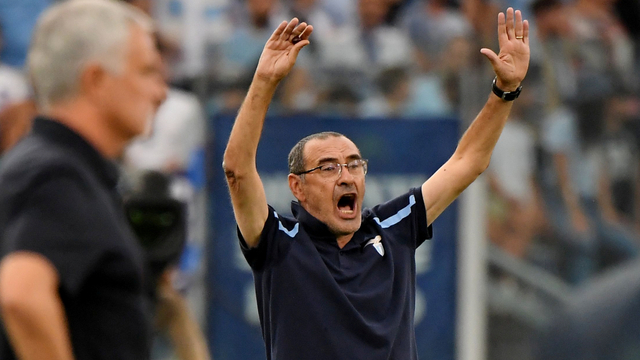 Pelatih Lazio Maurizio Sarri bereaksi saat pertandingan Lazio vs AS Roma di Stadio Olimpico, Roma, Italia, Minggu (26/9). Foto: Alberto Lingria/REUTERS