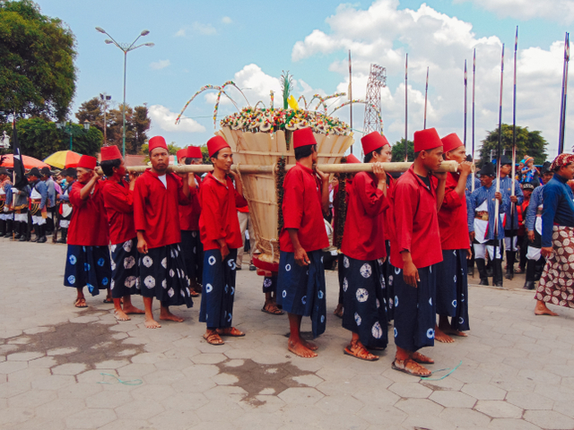Ilustrasi tradisi perayaan Maulid Nabi di Indonesia, sumber foto: https://unsplash.com/