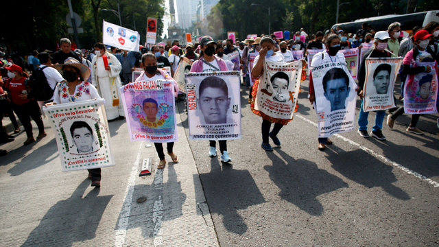 Sejumlah orang berbaris menandai peringatan 7 tahun sejak hilangnya 43 siswa dari Ayotzinapa College "Raul Isidro Burgos" di negara bagian Guerrero, di Mexico City, Meksiko, Minggu (25/9). Foto: Gustavo Graf/REUTERS