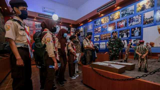 Anggota Pramuka mengunjungi Museum Darma Bhakti Kostrad dalam rangka studi sejarah Pahlawan Revolusi pada 4 Juli 2020. Foto: kostrad.mil.id