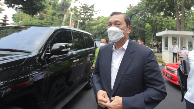 Menko Marves Luhut Binsar Pandjaitan tiba di Direktorat Reserse Kriminal Khusus Polda Metro Jaya, Jakarta, Senin (27/9/2021). Foto: Reno Esnir/Antara Foto