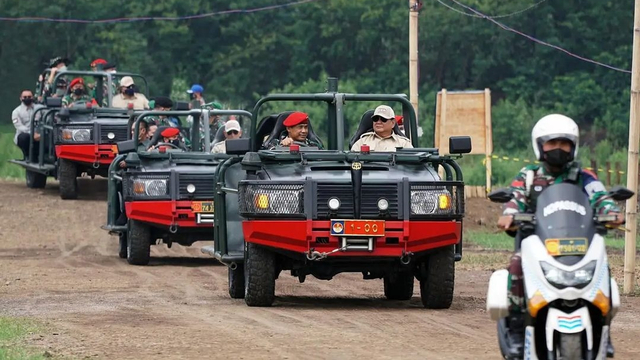 Foto Saat Prabowo Meninjau Pusdiklatpassus Kopassus Di Batujajar