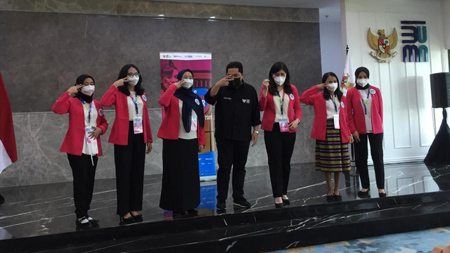 Menteri BUMN Erick Thohir bersama enam kandidat perempuan muda dalam acara Girls Take Over yang diadakan Plan Indonesia di Kementerian BUMN, Senin (27/9/2021). Foto: Ema Fitriyani/kumparan