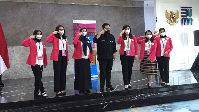 Menteri BUMN Erick Thohir bersama enam kandidat perempuan muda dalam acara Girls Take Over yang diadakan Plan Indonesia di Kementerian BUMN, Senin (27/9/2021). Foto: Ema Fitriyani/kumparan