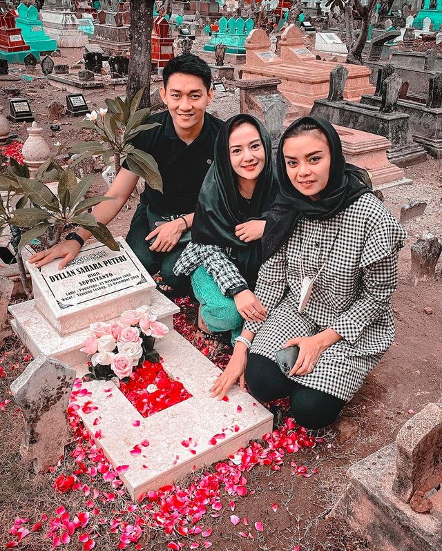 1 000 Hari Kepergian Dylan Sahara Ifan Seventeen Ajak Istri Ziarah Makam Kumparan Com