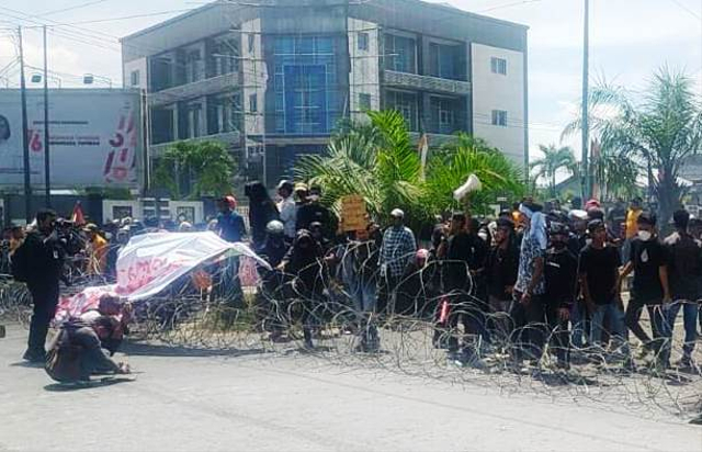 Ribuan mahasiswa di kendari turun ke jalan menggelar aksi damai peringati tewasnya Yusuf-Randi. Foto: Deden Saputra/kendarinesia.