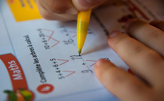 Ilustrasi mengerjakan soal matematika. Foto: Pixabay