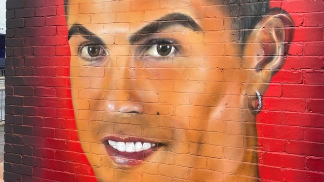 Mural Cristiano Ronaldo di tembok dekat Old Trafford. Foto: Twitter/@ManUtd.