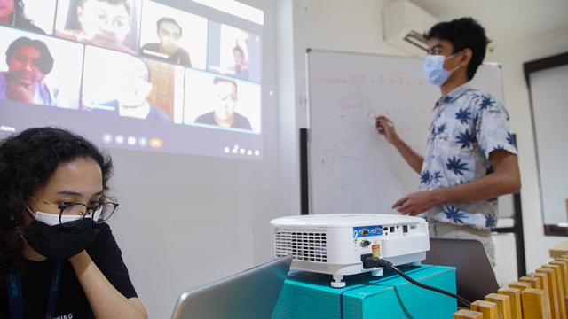 Smart Projector BenQ EX800ST cocok dipakai untuk kegiatan blended learning. Foto: Kevin S. Kurnianto/kumparan