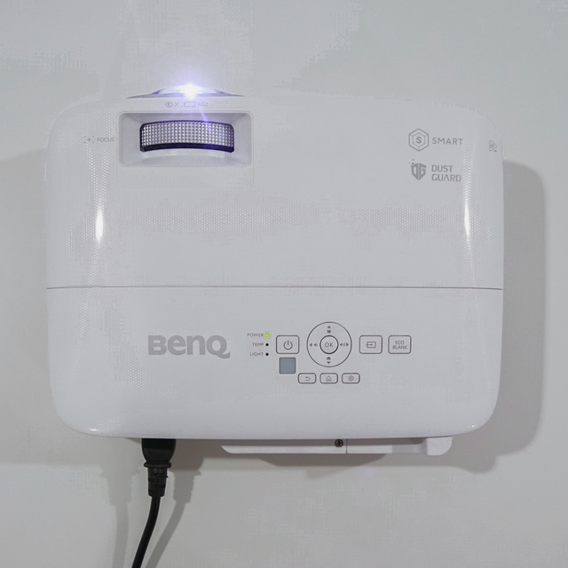 Smart Projector BenQ EX800ST. Foto: Kevin S. Kurnianto/kumparan