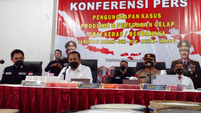 Konferensi pers penggerebekan pabrik narkoba di Bantul. Foto: istimewa.