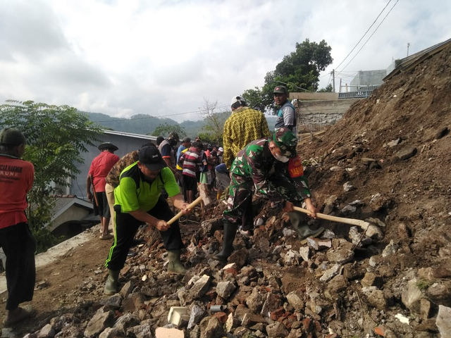 Usai diguyur hujan deras, wilayah RT 04/RW 03 Desa Sokatengah, Kecamatan Bumijawa, Kabupaten Tegal dilanda longsor, Minggu sore (26/9/2021).