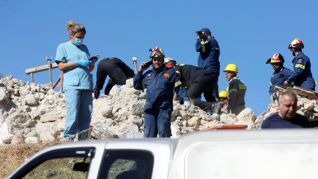 Petugas pemadam kebakaran mencari orang-orang di puing-puing gereja yang hancur setelah gempa bumi, di Arkalochori di pulau Kreta, Yunani, 27 September 2021. Foto:  REUTERS/Stefanos Rapanis