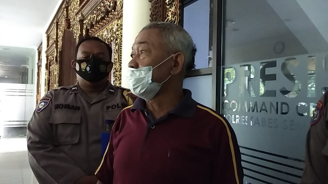 Agus Dartono (berbaju merah) pensiunan polisi yang menjadi manusia silver di Mapolrestabes Semarang. Foto: Intan Alliva Khansa/kumparan