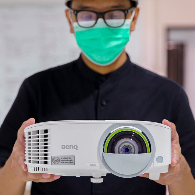 Review Smart Projector BenQ EX800ST: Cocok Buat Belajar, Bisa Konek Tanpa Kabel (417080)